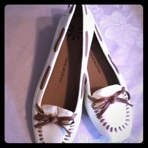 Isaac Mizrahi cream patent leather loafers CYvonne11117@gmail.com